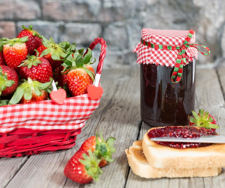 Обои клубника, джем, хлеб, ягоды, банка, корзинка, варенье, strawberry, jam, bread, berries, bank, basket разрешение 1920x1200 Загрузить