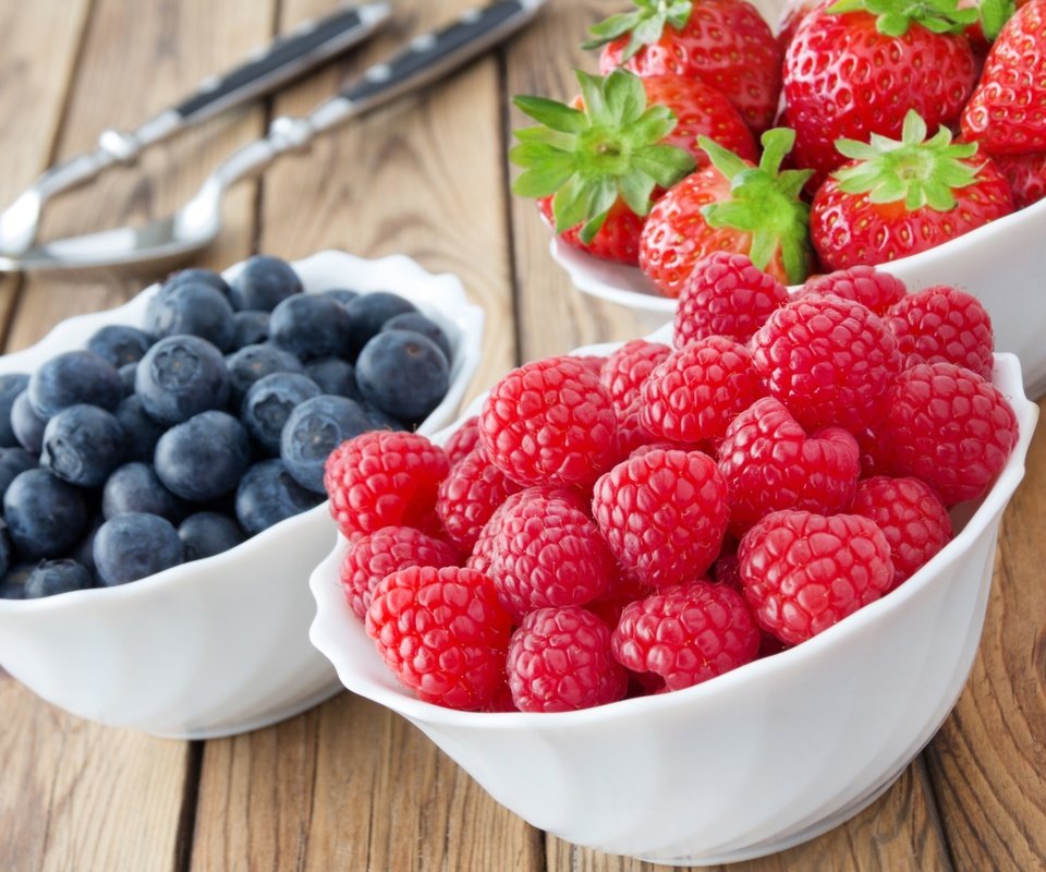 Обои малина, клубника, ягоды, черника, деревянная поверхность, raspberry, strawberry, berries, blueberries, wooden surface разрешение 2880x1800 Загрузить