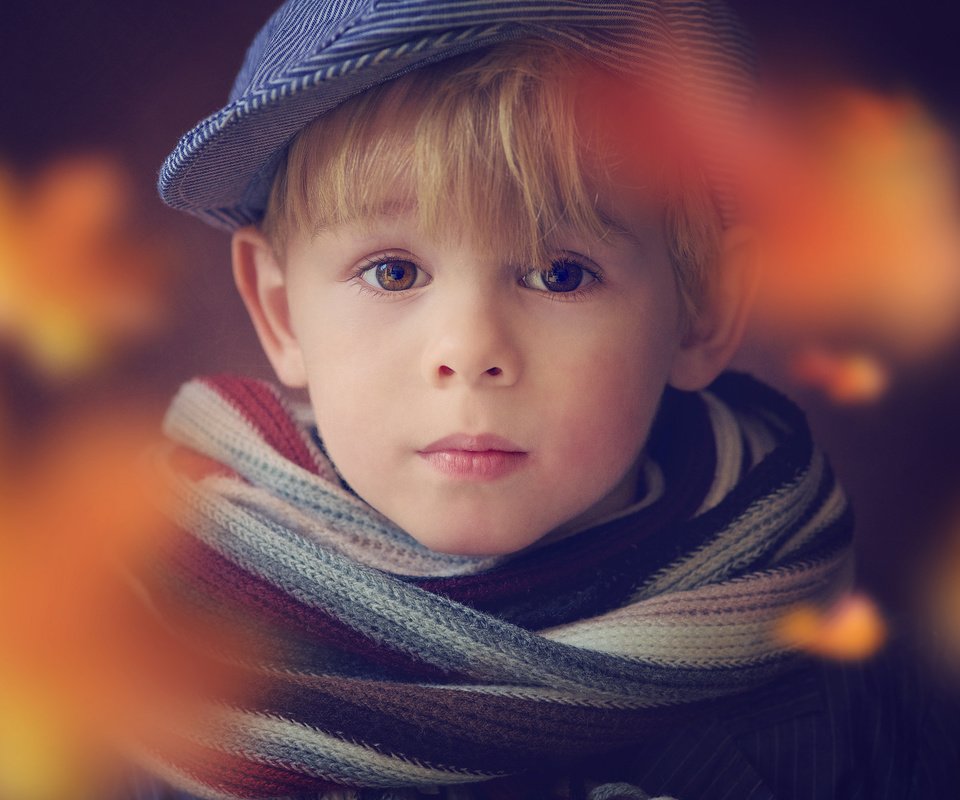 Обои взгляд, лицо, ребенок, мальчик, кепка, шарф, look, face, child, boy, cap, scarf разрешение 2048x1365 Загрузить