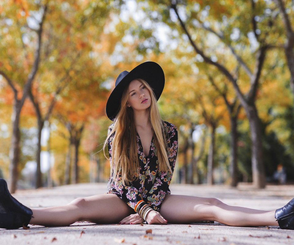 Обои девушка, платье, поза, осень, улица, ножки, шляпа, girl, dress, pose, autumn, street, legs, hat разрешение 2048x1365 Загрузить