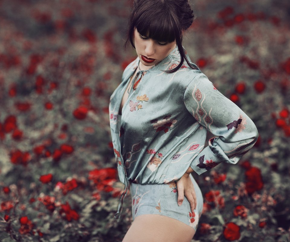 Обои цветы, девушка, поза, модель, волосы, губы, лицо, mara saiz, flowers, girl, pose, model, hair, lips, face разрешение 2048x1365 Загрузить