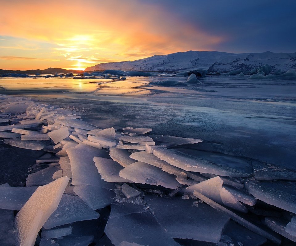 Обои вода, заморозки, горы, годы, закат, зима, пейзаж, лёд, исландия, ледник, water, freezing, mountains, years, sunset, winter, landscape, ice, iceland, glacier разрешение 2048x1358 Загрузить