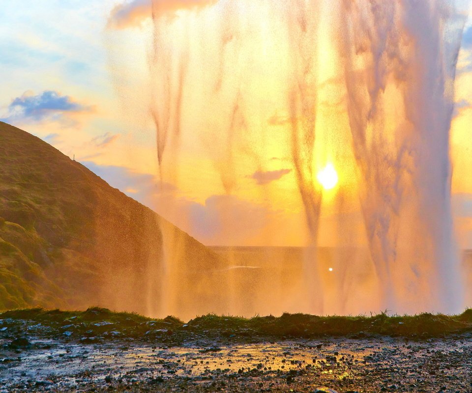 Обои небо, вода, солнце, закат солнца, водопад, брызги, пещера, the sky, water, the sun, sunset, waterfall, squirt, cave разрешение 3840x2341 Загрузить