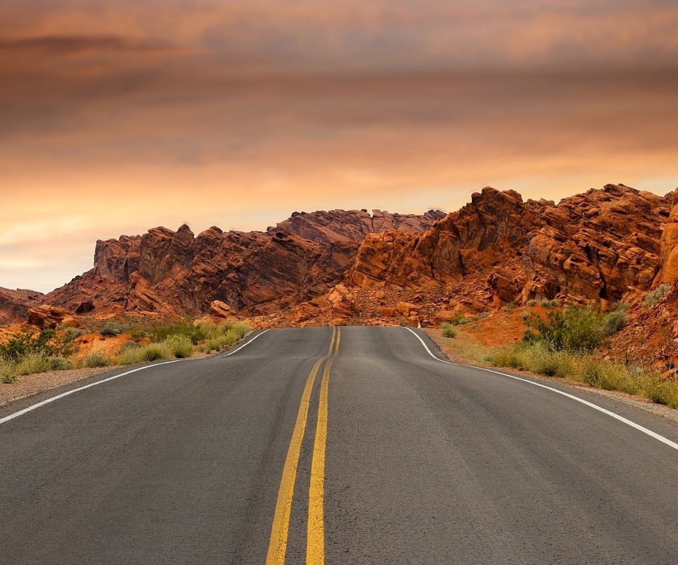 Обои небо, национальный парк, дорога, долина огня, облака, valley of fire state park, камни, пустыня, сша, невада, шоссе, the sky, national park, road, valley of fire, clouds, stones, desert, usa, nevada, highway разрешение 1920x1280 Загрузить