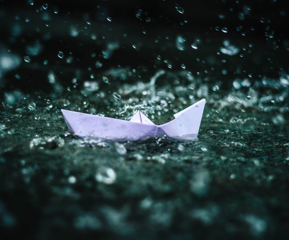 Обои вода, капли, дождь, оригами, кораблик, бумажный кораблик, water, drops, rain, origami, boat, paper boat разрешение 2592x1456 Загрузить