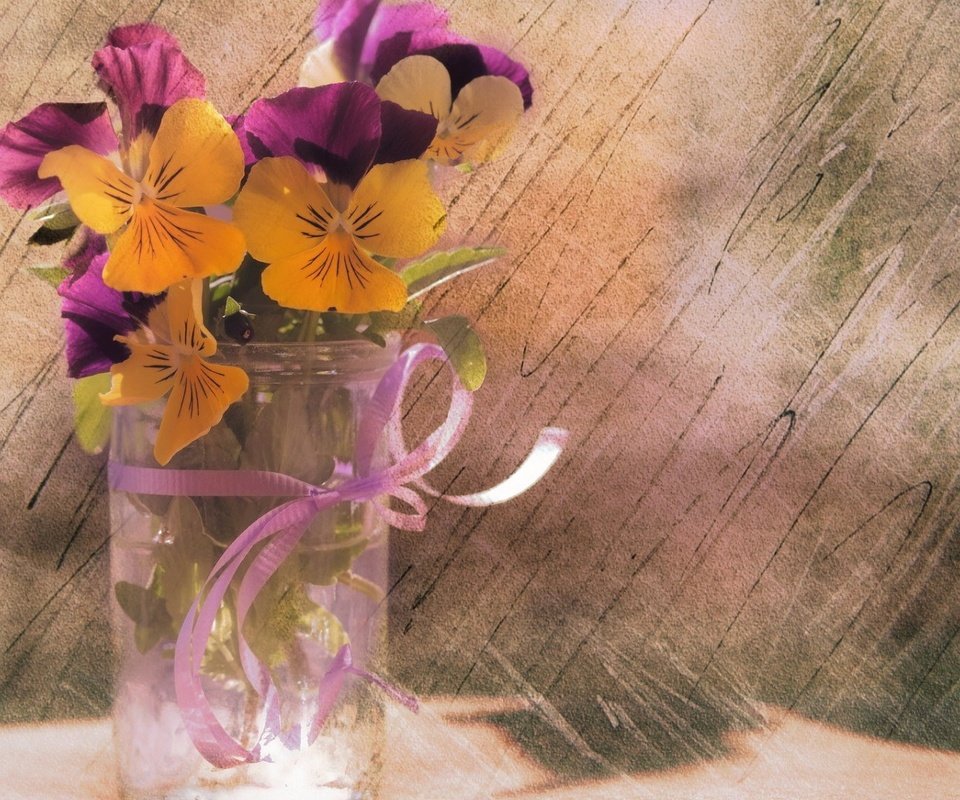 Обои цветы, текстура, фон, лепестки, букет, ваза, анютины глазки, flowers, texture, background, petals, bouquet, vase, pansy разрешение 1920x1080 Загрузить