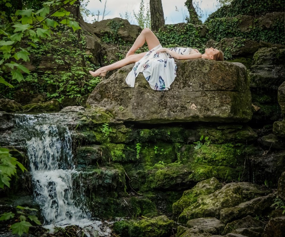 Обои природа, камни, девушка, настроение, поза, водопад, модель, ele gance, nature, stones, girl, mood, pose, waterfall, model разрешение 2048x1356 Загрузить