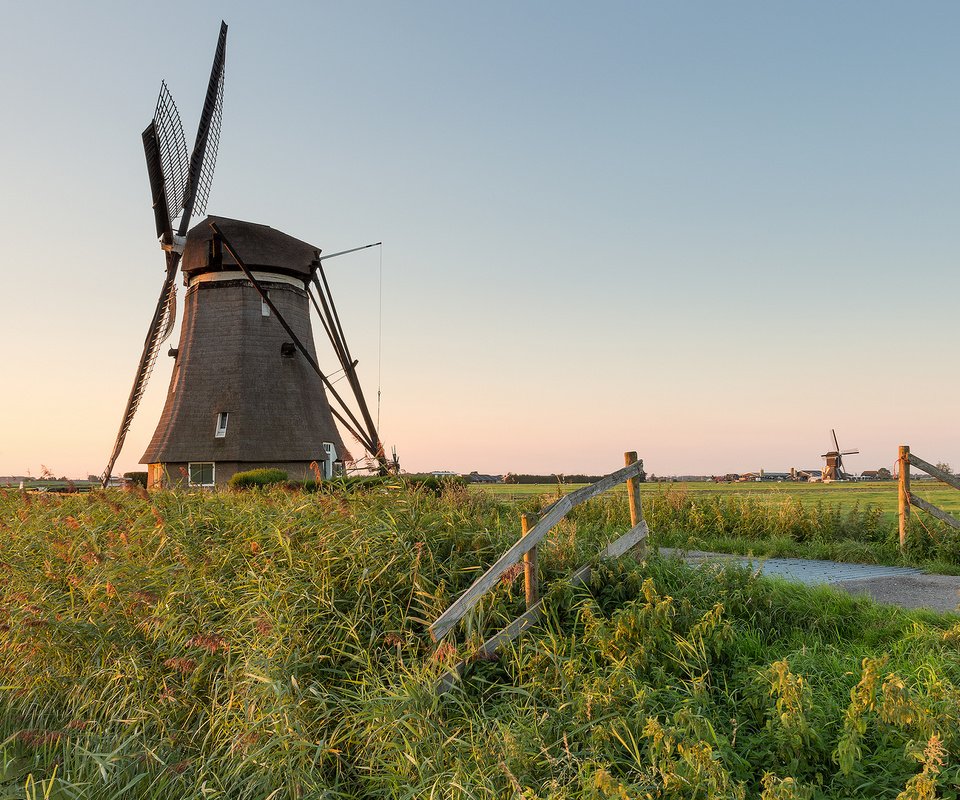 Обои трава, река, пейзаж, канал, мельницы, голландия, киндердейк, grass, river, landscape, channel, mill, holland, kinderdijk разрешение 2048x1152 Загрузить