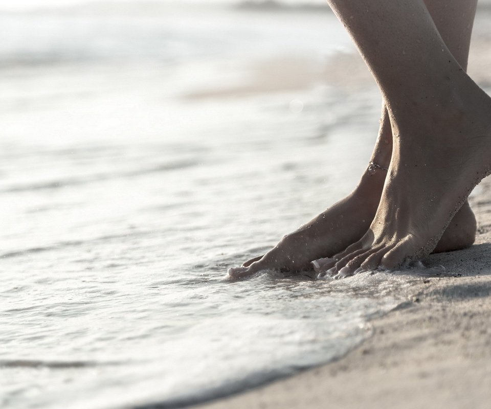 Обои море, песок, пляж, ноги, браслет, прилив, sea, sand, beach, feet, bracelet, tide разрешение 1920x1280 Загрузить