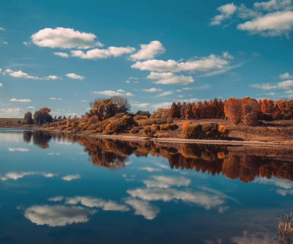 Обои небо, облака, озеро, природа, лес, отражение, пейзаж, осень, the sky, clouds, lake, nature, forest, reflection, landscape, autumn разрешение 1920x1200 Загрузить