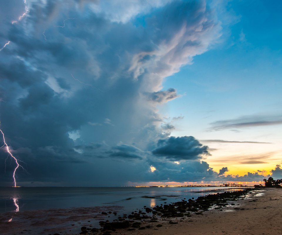 Обои небо, облака, молния, пляж, океан, гроза, the sky, clouds, lightning, beach, the ocean, the storm разрешение 3840x2160 Загрузить