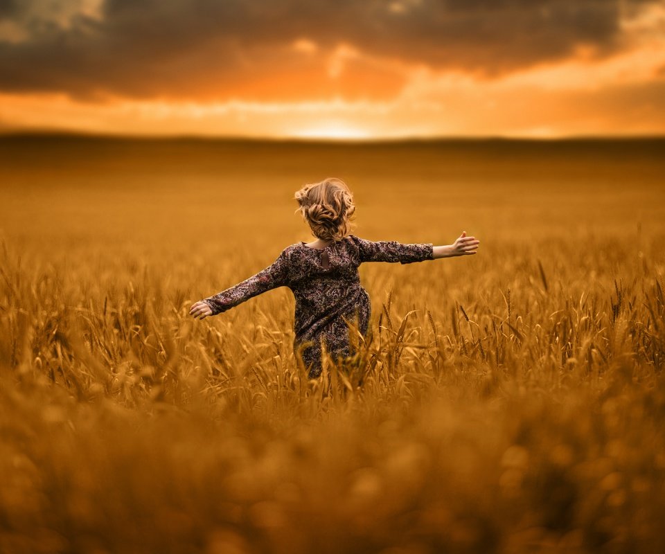 Обои солнце, природа, поле, девочка, ребенок, бег, the sun, nature, field, girl, child, running разрешение 5760x3609 Загрузить