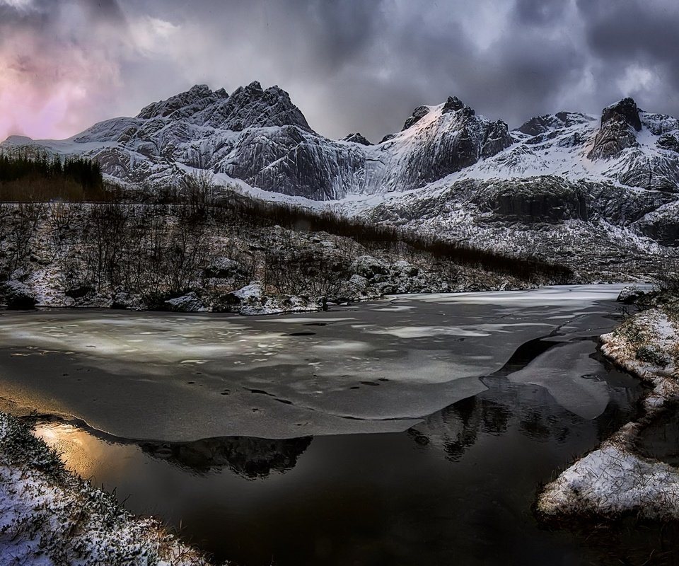 Обои река, горы, снег, тучи, отражение, river, mountains, snow, clouds, reflection разрешение 1920x1197 Загрузить