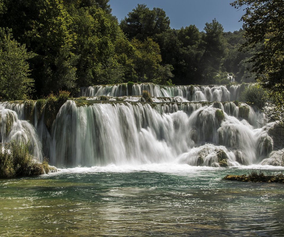 Обои деревья, река, лес, водопад, хорватия, солнечно, krka national park, trees, river, forest, waterfall, croatia, sunny разрешение 4000x2670 Загрузить