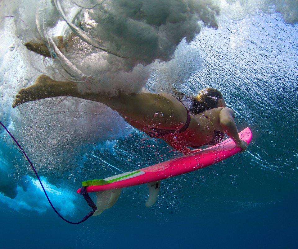 Обои девушка, под водой, спорт, серфинг, сёрфер,  бикини, girl, under water, sport, surfing, surfer, bikini разрешение 3499x2333 Загрузить