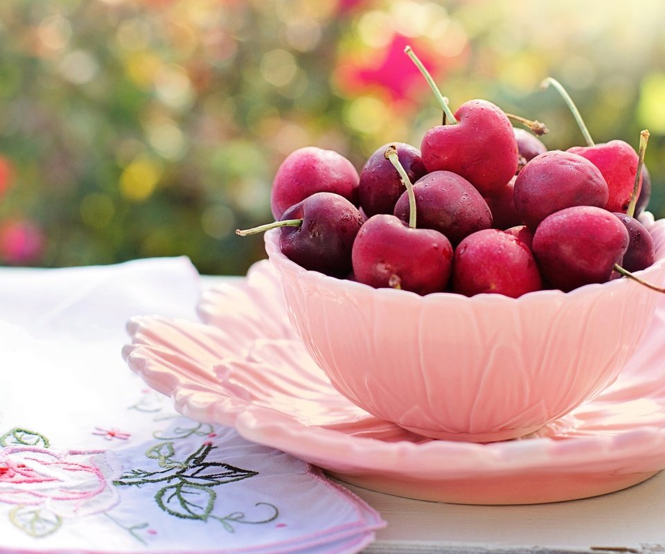 Обои стол, черешня, ягоды, вишня, салфетка, тарелка, пиала, table, cherry, berries, napkin, plate, bowl разрешение 3840x2160 Загрузить