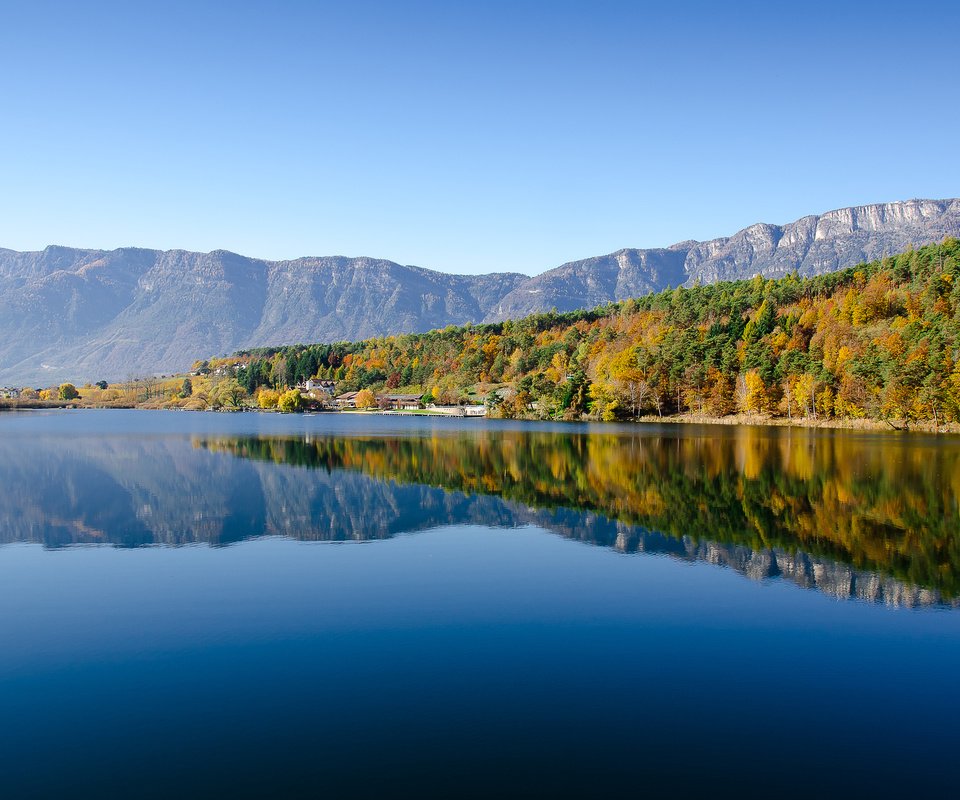 Обои небо, деревья, озеро, горы, лес, отражение, the sky, trees, lake, mountains, forest, reflection разрешение 3840x2400 Загрузить