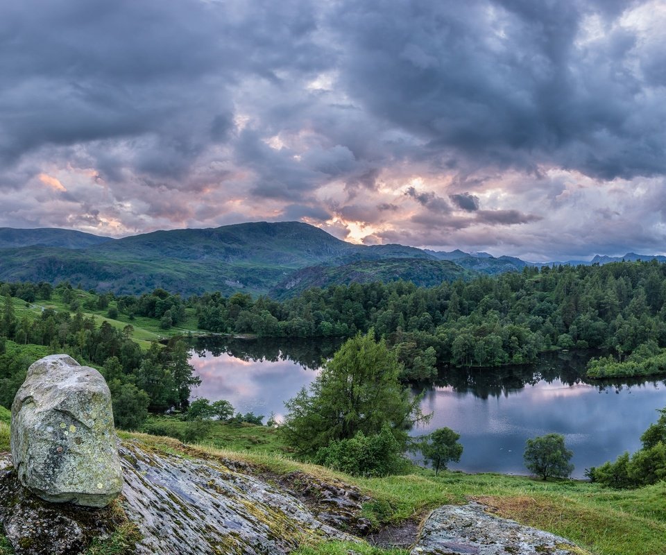 Обои озеро, tarn hows, горы, лес, панорама, англия, камень, озёрный край, lake district national park, камбрия, cumbria, lake, mountains, forest, panorama, england, stone, the lake district разрешение 2048x1152 Загрузить