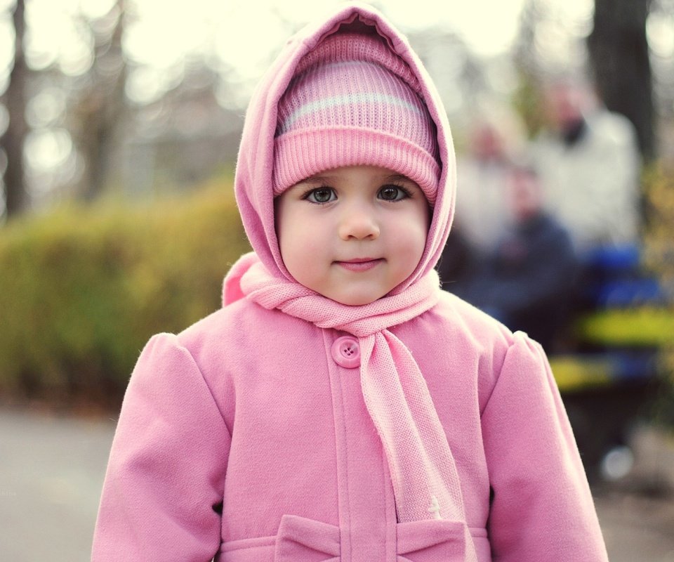 Обои взгляд, дети, девочка, лицо, ребенок, шапка, пальто, look, children, girl, face, child, hat, coat разрешение 2560x1700 Загрузить