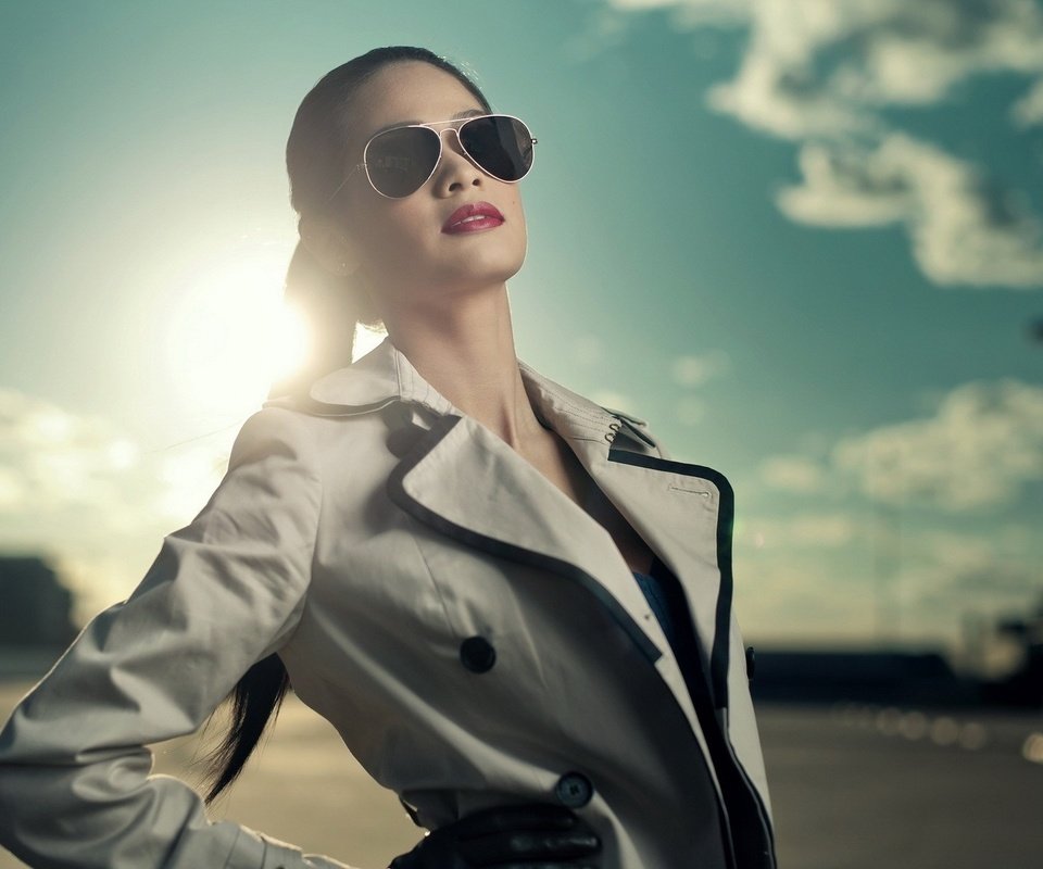 Обои девушка, очки, модель, красная помада, пальто, солнечный свет, girl, glasses, model, red lipstick, coat, sunlight разрешение 1920x1200 Загрузить