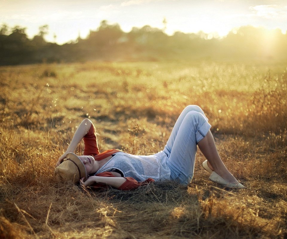 Обои свет, трава, закат, девушка, настроение, поле, шляпа, light, grass, sunset, girl, mood, field, hat разрешение 1920x1280 Загрузить