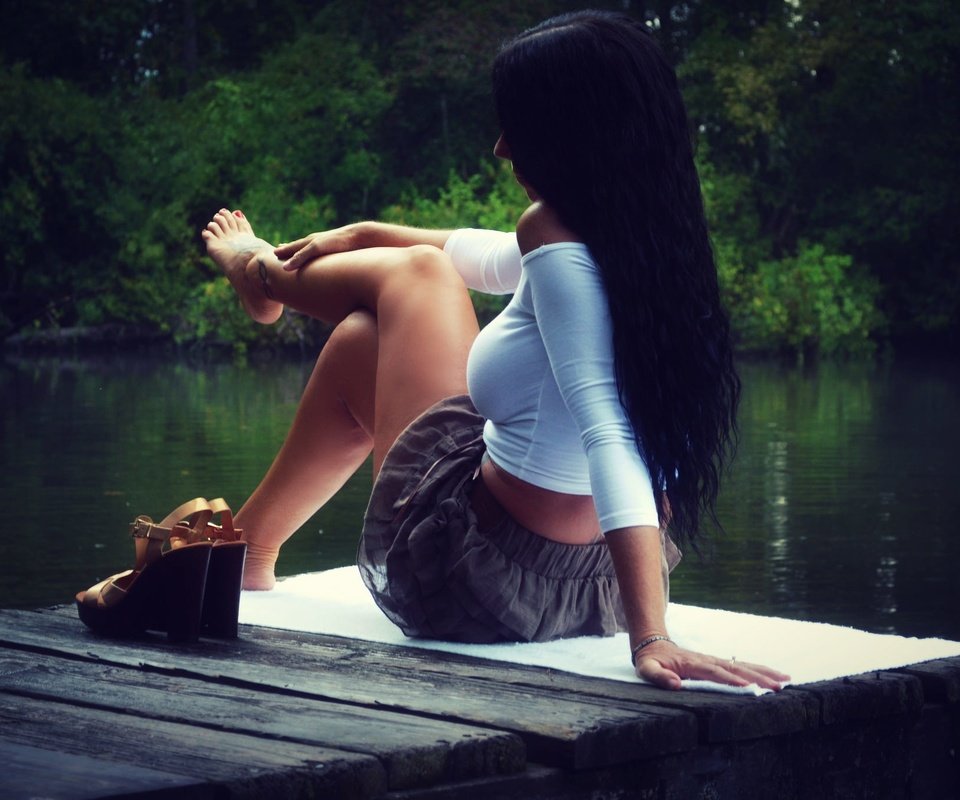 Обои озеро, девушка, брюнетка, модель, сидит, ножки, пристань, lake, girl, brunette, model, sitting, legs, marina разрешение 2048x1365 Загрузить