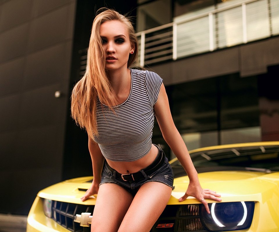 Обои девушка, блондинка, автомобиль, шевроле, джинсовые шорты, girl, blonde, car, chevrolet, denim shorts разрешение 1920x1280 Загрузить