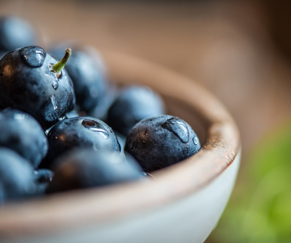 Обои макро, капли, ягода, черника, голубика, macro, drops, berry, blueberries разрешение 3840x2160 Загрузить