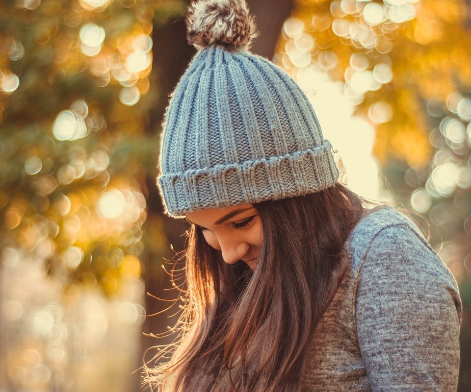 Обои девушка, улыбка, осень, волосы, шапка, боке, girl, smile, autumn, hair, hat, bokeh разрешение 2048x1360 Загрузить