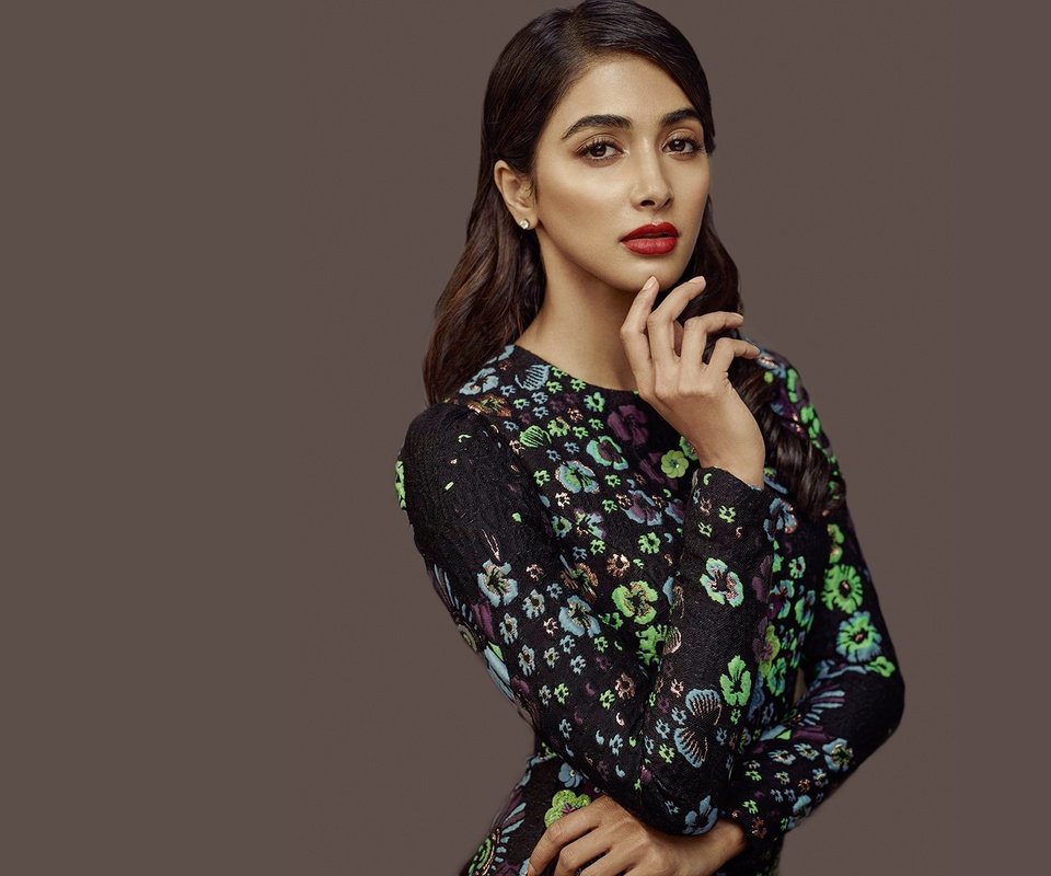 Обои девушка, pooja hegde, пуджа хегде, поза, брюнетка, модель, волосы, губы, лицо, фигура, girl, pose, brunette, model, hair, lips, face, figure разрешение 1920x1200 Загрузить