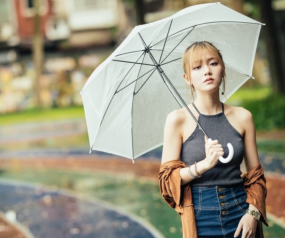 Обои девушка, портрет, взгляд, волосы, зонт, лицо, азиатка, girl, portrait, look, hair, umbrella, face, asian разрешение 2048x1257 Загрузить