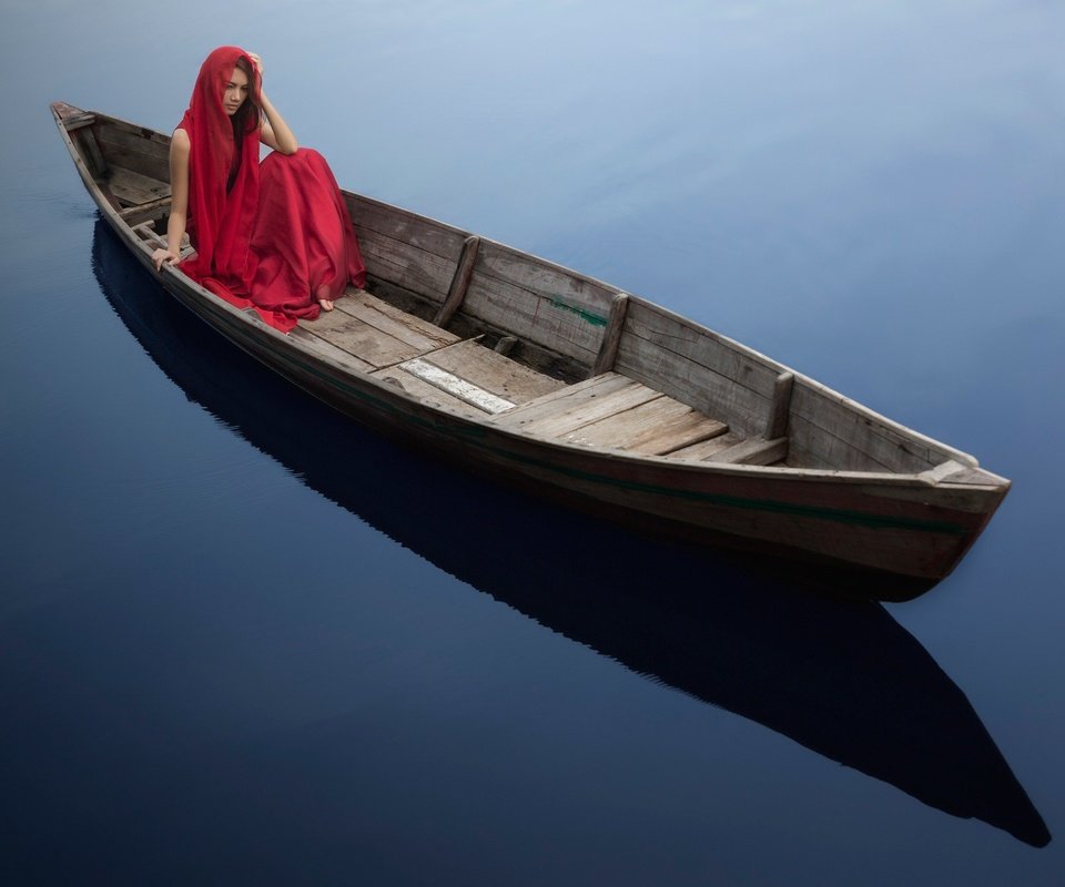 Обои вода, девушка, лодка, модель, в красном, water, girl, boat, model, in red разрешение 2000x1333 Загрузить