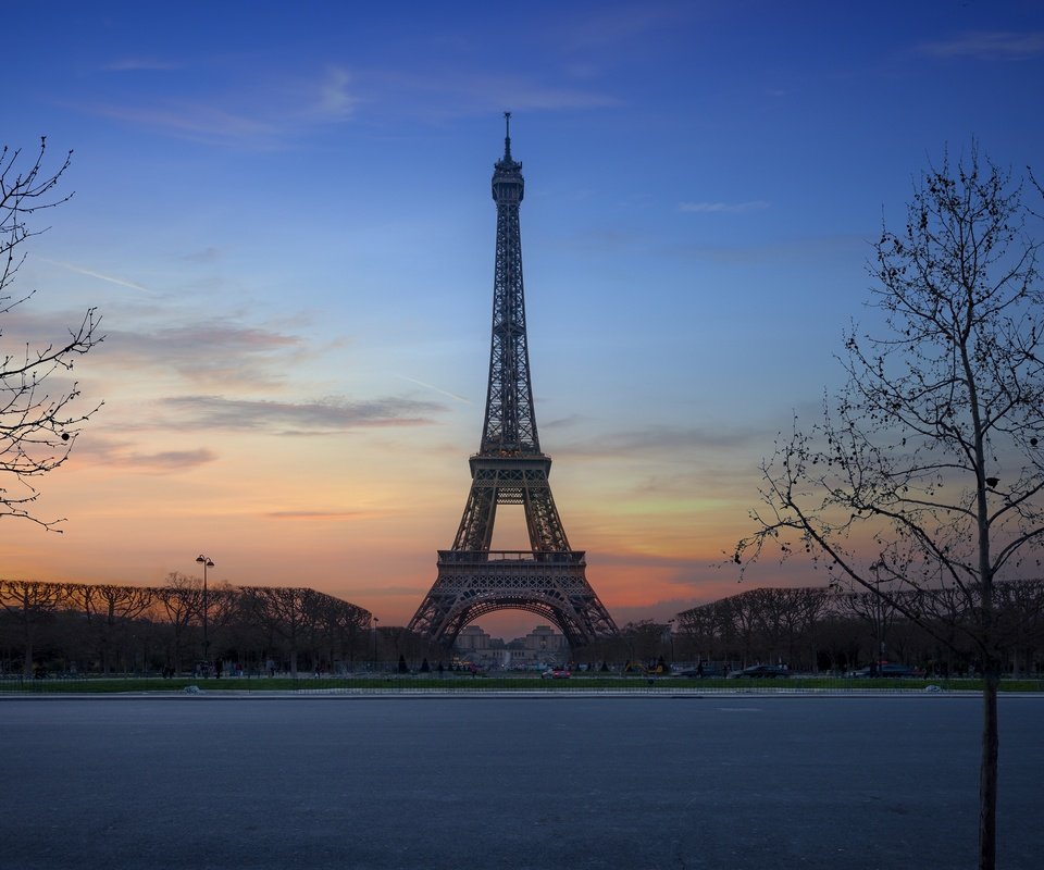 Обои деревья, закат, париж, франция, эйфелева башня, trees, sunset, paris, france, eiffel tower разрешение 5800x2705 Загрузить