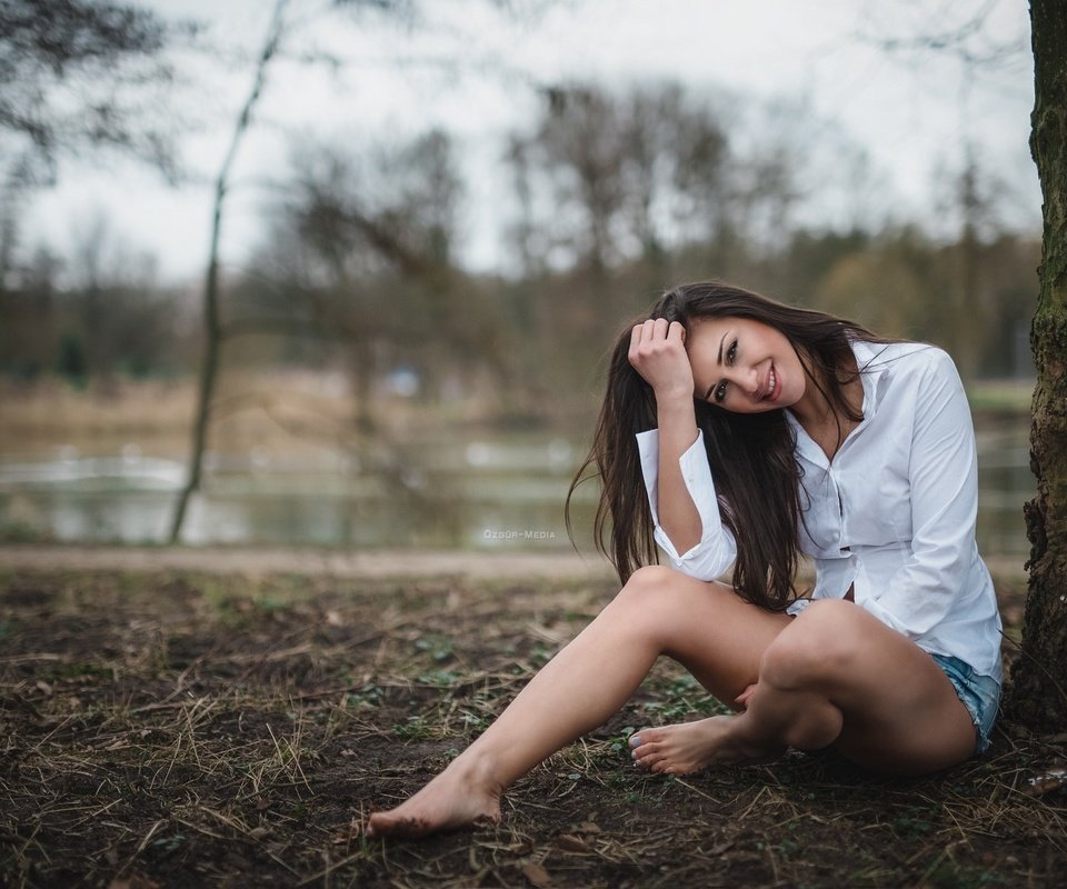 Обои природа, девушка, поза, улыбка, ножки, босиком, nature, girl, pose, smile, legs, barefoot разрешение 2048x1365 Загрузить