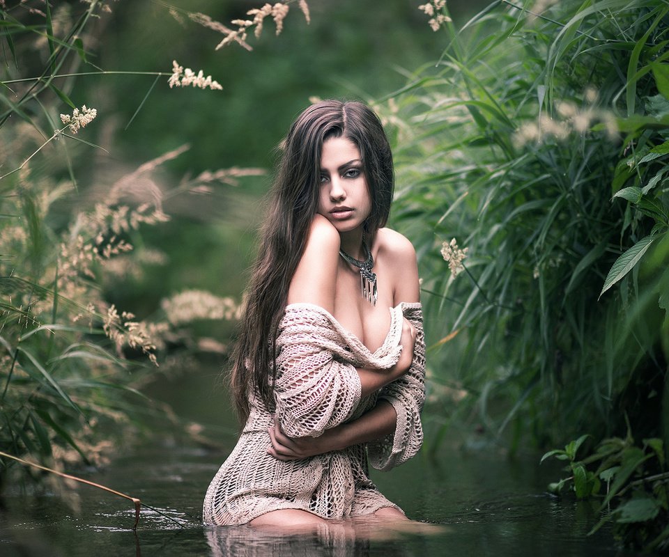 Обои вода, девушка, поза, взгляд, волосы, лицо, травы, water, girl, pose, look, hair, face, grass разрешение 1920x1200 Загрузить