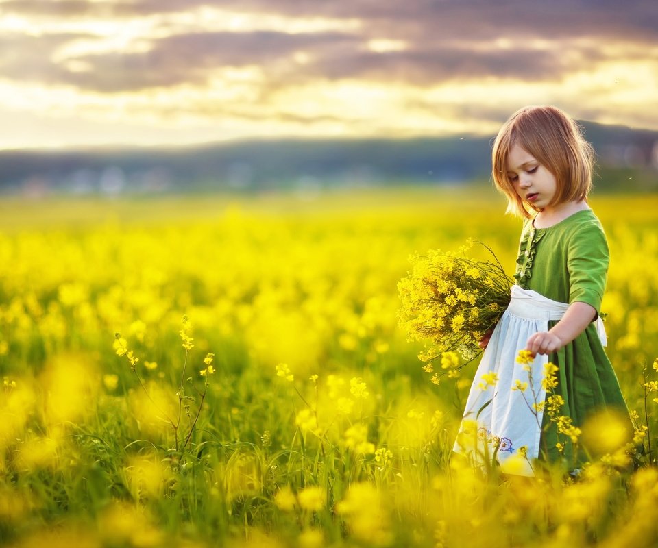 Обои цветы, настроение, девочка, прогулка, ребенок, flowers, mood, girl, walk, child разрешение 2880x1800 Загрузить