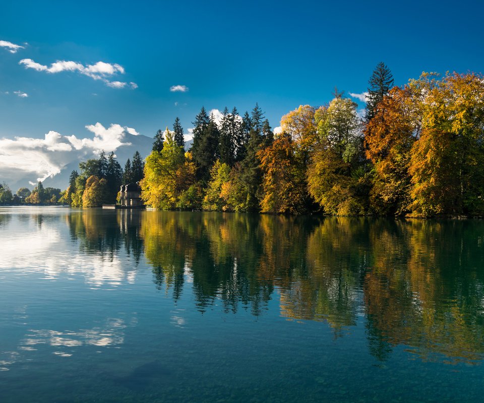 Обои озеро, природа, лес, отражение, пейзаж, осень, samuel hess, lake, nature, forest, reflection, landscape, autumn разрешение 3840x2400 Загрузить