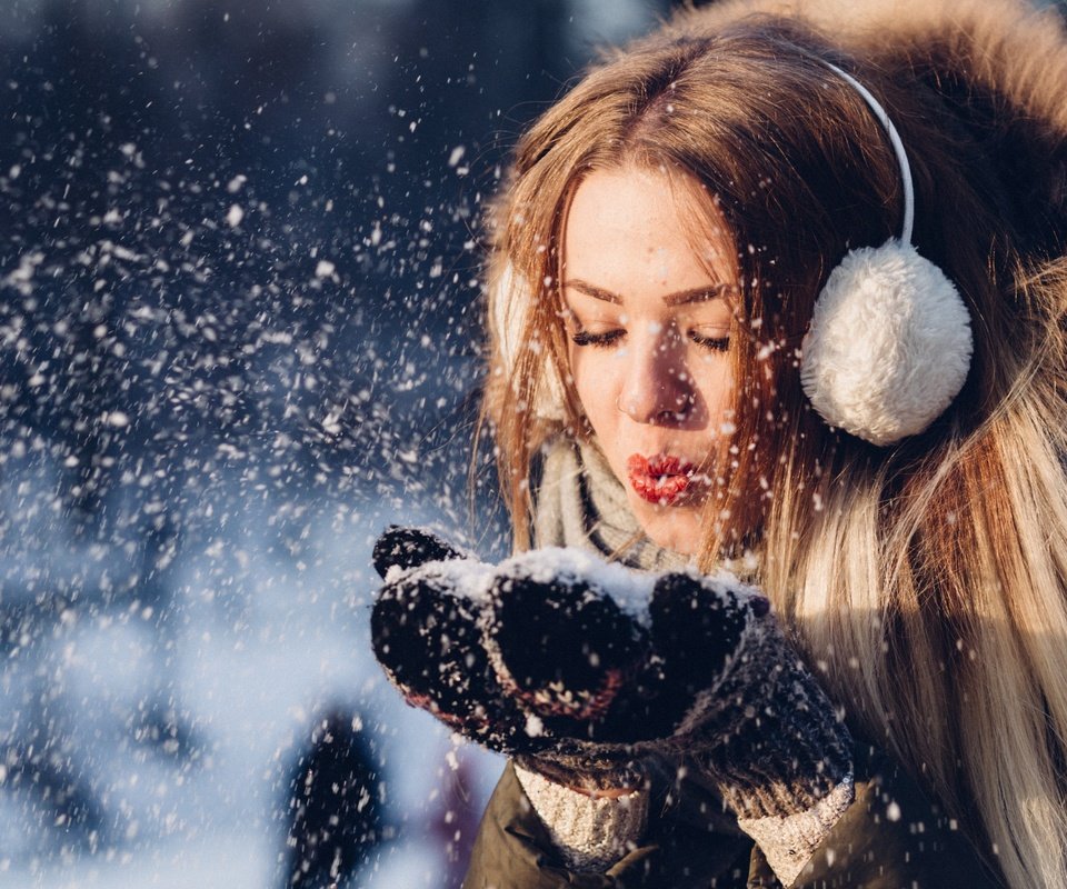 Обои снег, зима, девушка, взгляд, волосы, лицо, мех, snow, winter, girl, look, hair, face, fur разрешение 3840x2160 Загрузить