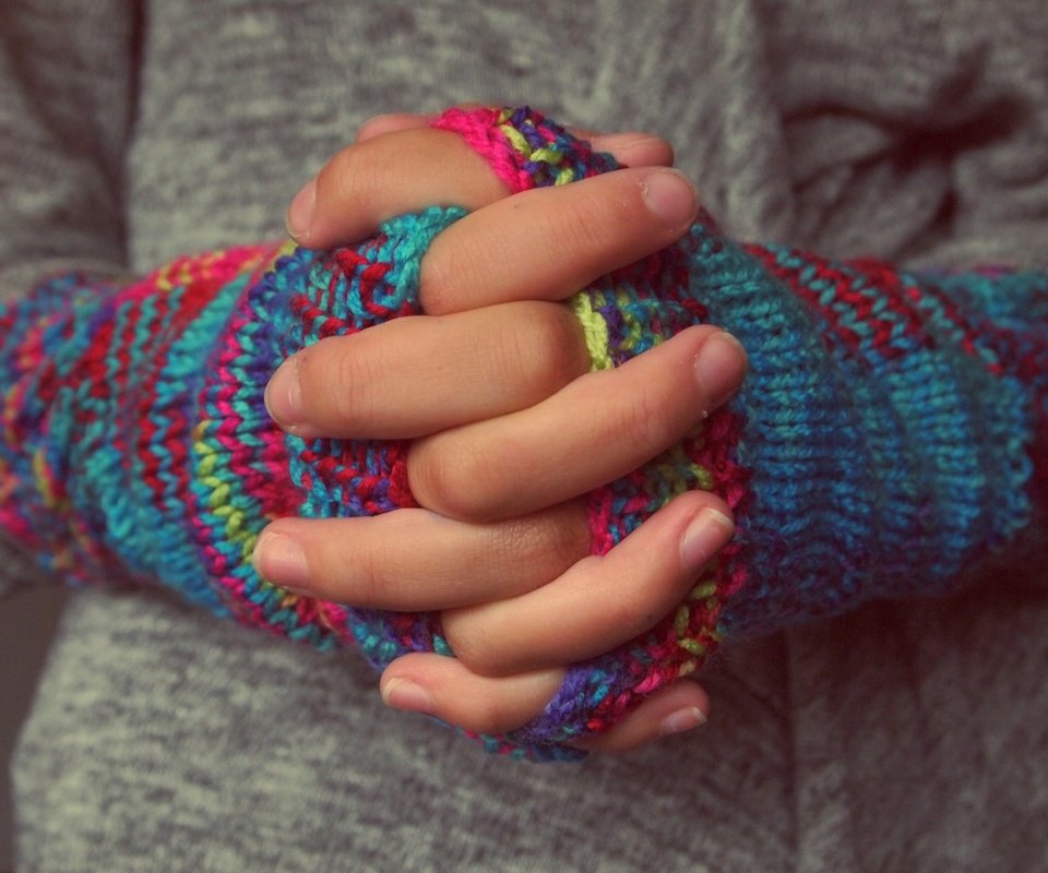 Обои узор, руки, пальцы, вязание, митенки, pattern, hands, fingers, knitting, mitts разрешение 4032x2688 Загрузить