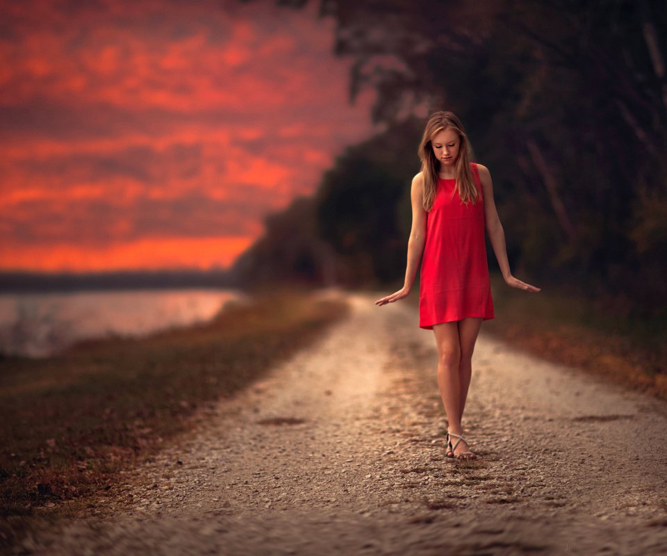 Обои дорога, закат, девушка, фон, блондинка, модель, красное платье, road, sunset, girl, background, blonde, model, red dress разрешение 2048x1484 Загрузить