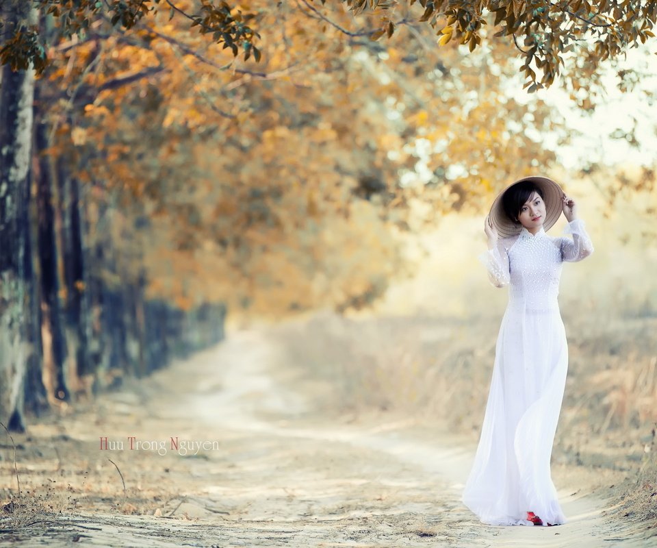 Обои девушка, парк, осень, шляпа, азиатка, белое платье, girl, park, autumn, hat, asian, white dress разрешение 2560x1600 Загрузить