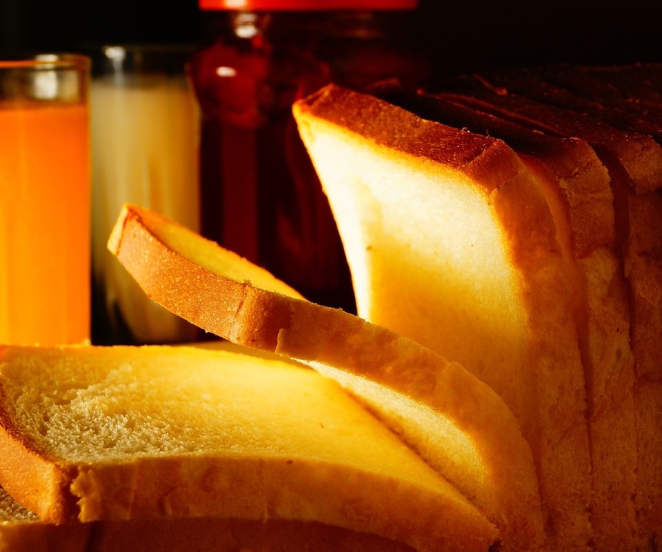 Обои хлеб, стакан, кусочки, выпечка, сок, тосты, нарезка, bread, glass, pieces, cakes, juice, toast, cutting разрешение 4289x2658 Загрузить
