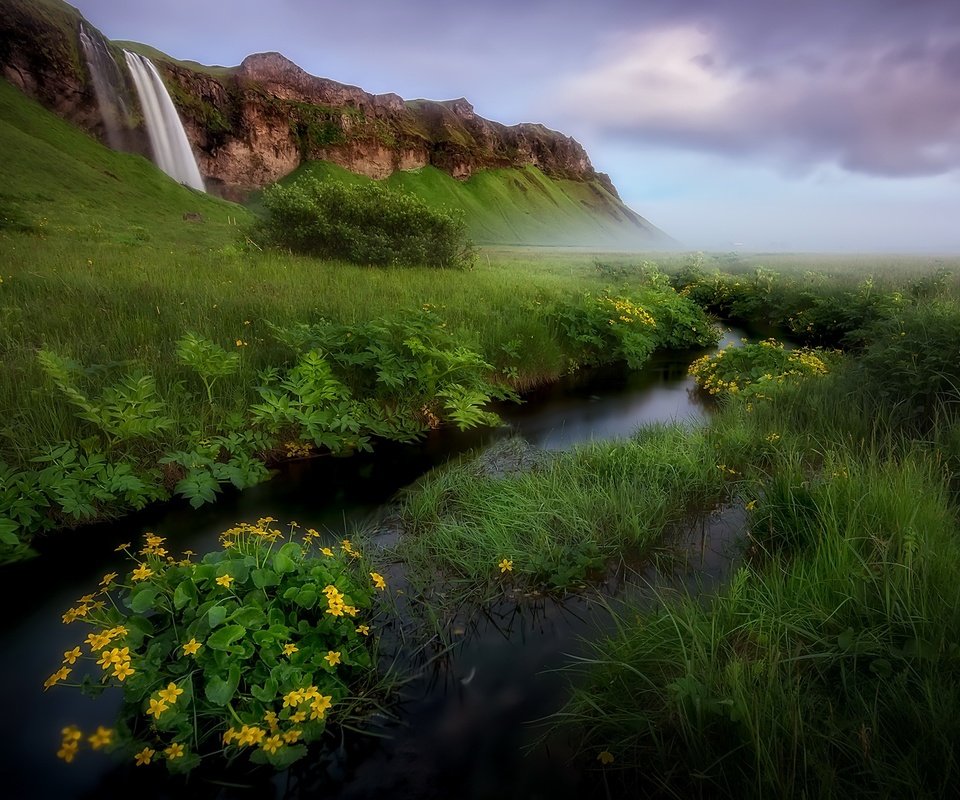 Обои небо, водопад, цветы, трава, облака, река, природа, пейзаж, гора, the sky, waterfall, flowers, grass, clouds, river, nature, landscape, mountain разрешение 2048x1450 Загрузить