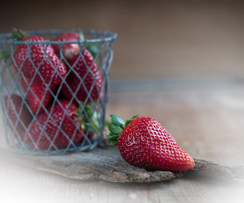 Обои ягода, клубника, стол, размытость, berry, strawberry, table, blur разрешение 6016x4016 Загрузить