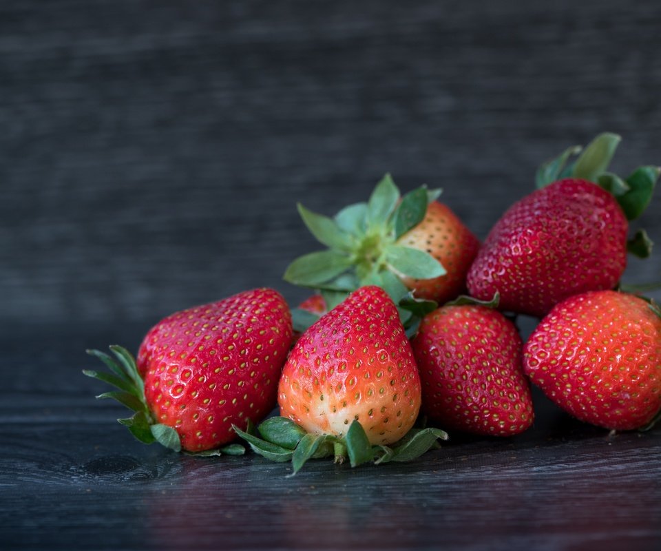 Обои фон, клубника, ягоды, деревянная поверхность, background, strawberry, berries, wooden surface разрешение 6016x3384 Загрузить