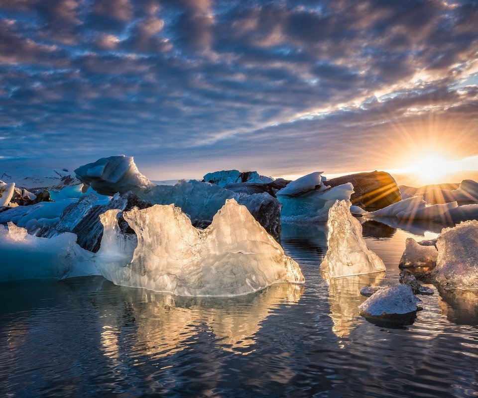 Обои небо, облака, вода, солнце, лучи, лёд, исландия, jokulsarlon, glacier lagoon, the sky, clouds, water, the sun, rays, ice, iceland разрешение 2048x1183 Загрузить