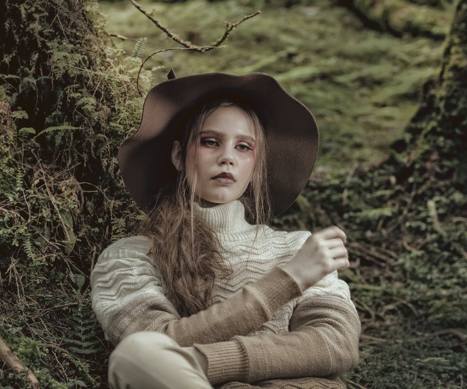 Обои лес, стиль, девушка, мох, волосы, шляпа, свитер, forest, style, girl, moss, hair, hat, sweater разрешение 8688x5792 Загрузить