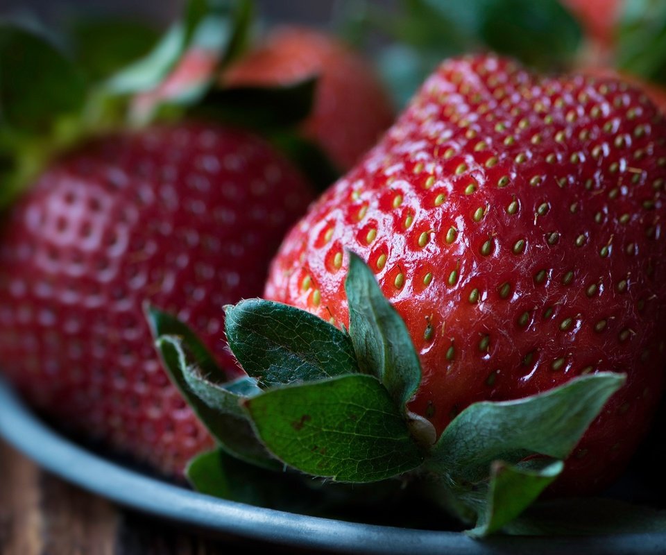 Обои макро, фон, клубника, ягоды, тарелка, macro, background, strawberry, berries, plate разрешение 3771x2122 Загрузить