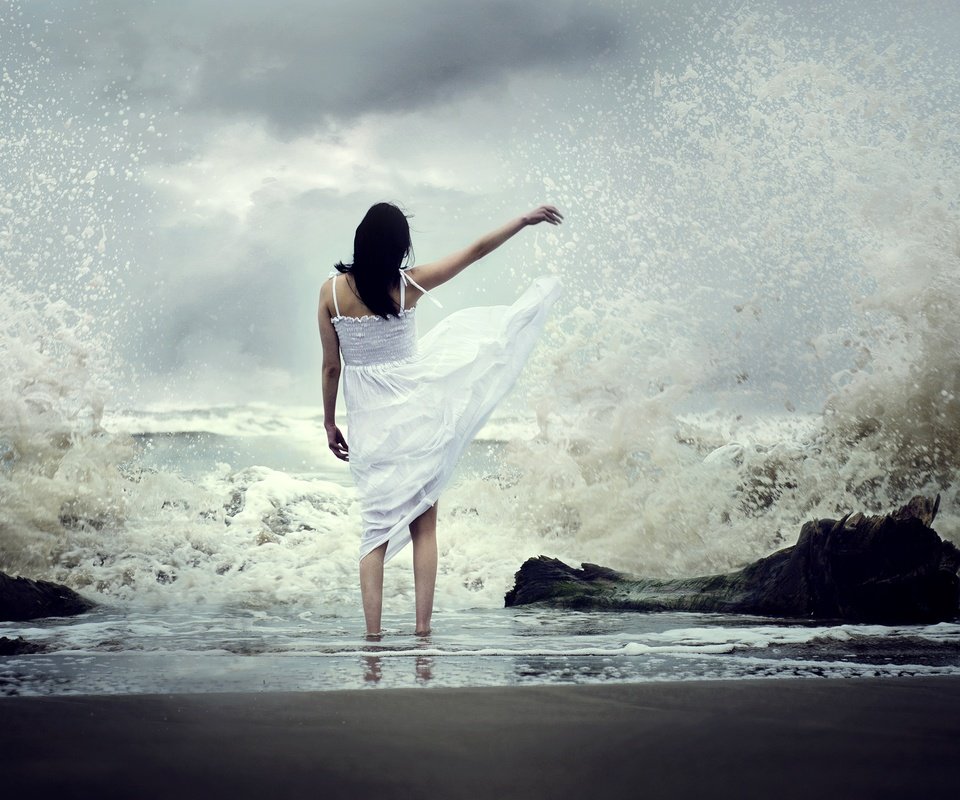 Обои волны, девушка, настроение, море, платье, брызги, jonathan emmanuel flores tarello, wave, girl, mood, sea, dress, squirt разрешение 2500x1644 Загрузить