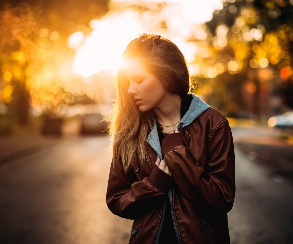 Обои дорога, девушка, взгляд, волосы, лицо, куртка, road, girl, look, hair, face, jacket разрешение 2560x1440 Загрузить